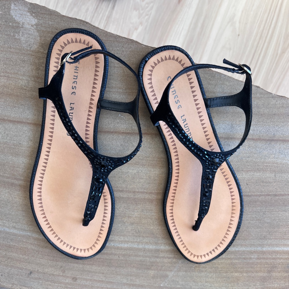 Chinese Laundry Flat sandals.